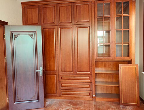 西青中式家庭装修里定制的实木衣柜效果图